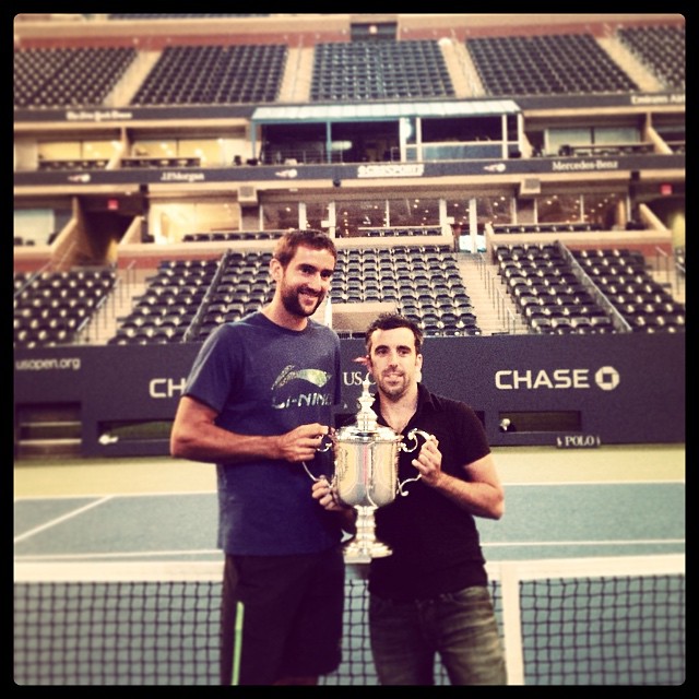 Marin Cilic célèbre sa victoire à l'US Open en 2014 au côté de son cordeur...Benoit Mauguin !