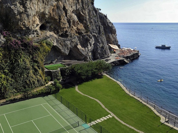 Court de tennis avec vue sur mer en Italie