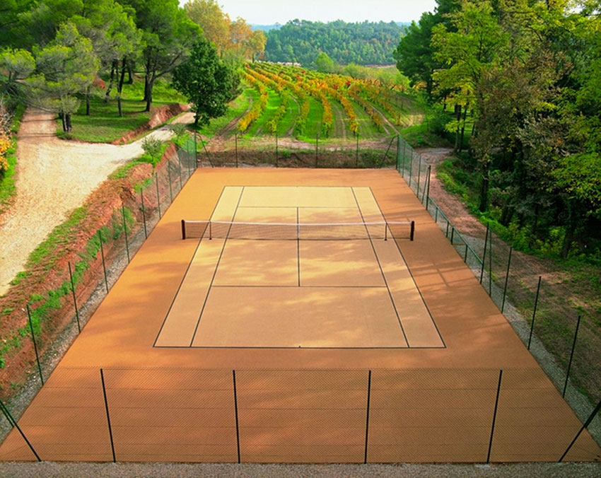 Jouer au tennis en plein milieu des vignes, quel bonheur !