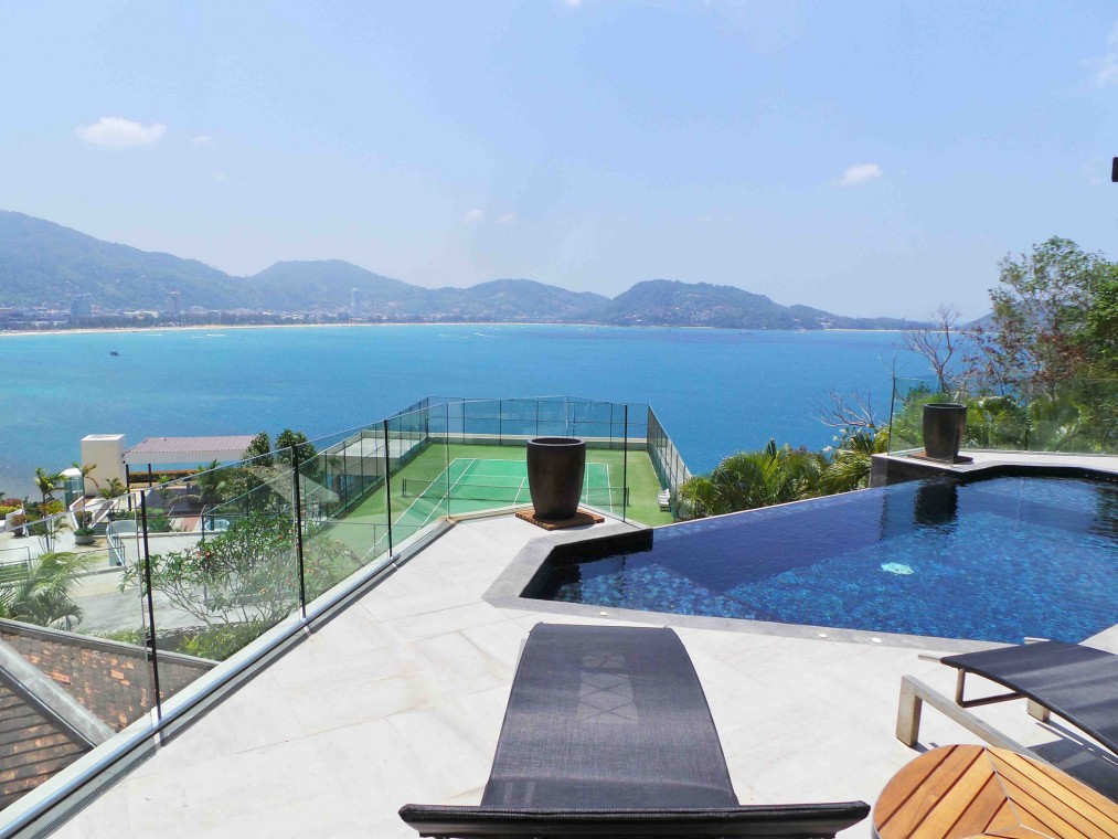 On hésite entre la pisince et un tennis dans cette maison privée de Phuket avec une vue à couper le souffle 