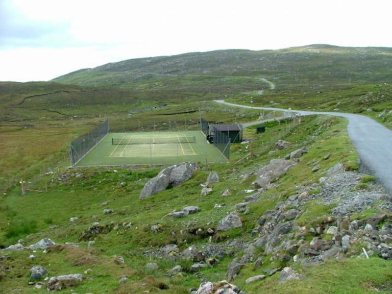 Décor sauvage pour ce court perdu d'Ecosse
