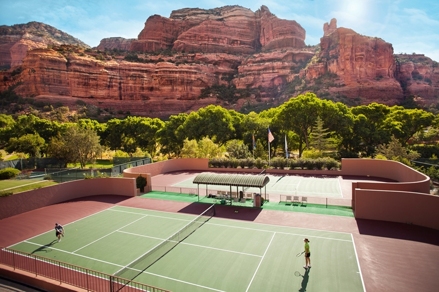 Décor magique et impressionnant pour jouer au tennis au beau milieu de l'Arizona