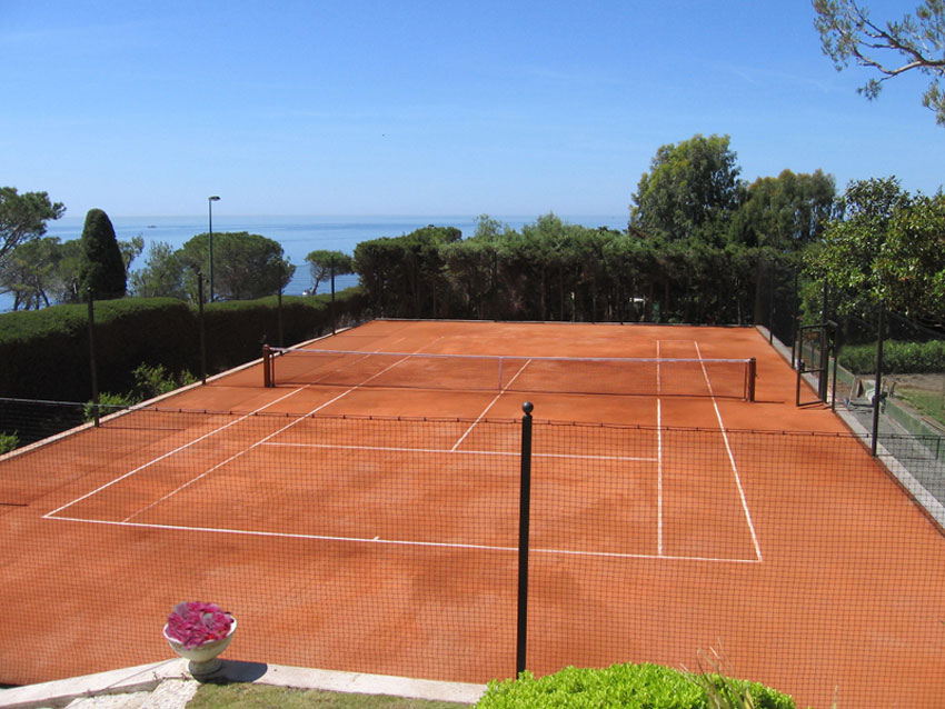 Un court en terre battue, une vue mer panoramique, que demander de plus ?