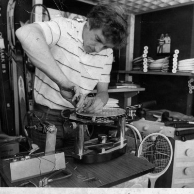 Philippe EYER dans son atelier au début des années 80. 